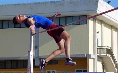 Il salto triplo è una specialità sia maschile che femminile dell'atletica leggera, in cui gli atleti, dopo una rincorsa, raggiungono una zona di battuta da dove effettuano tre balzi consecutivi cercando di atterrare il più lontano possibile. Massimiliano Luiu campione italiano indoor di salto in ...