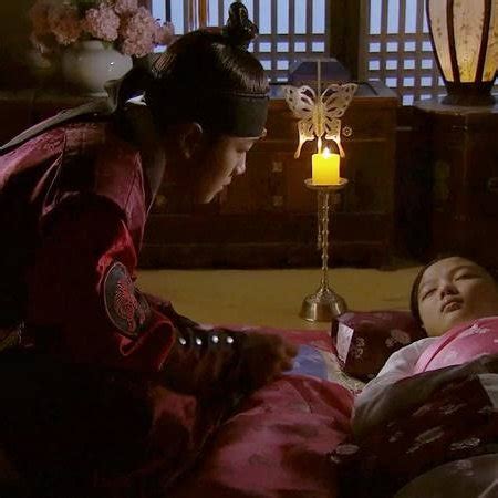 Di sana, dia bertemu dengan putra mahkota lee hwon yang hendak melarikan diri dari tembok istana. kurangi. Moon Embracing the Sun (2012) - Episodes - MyDramaList