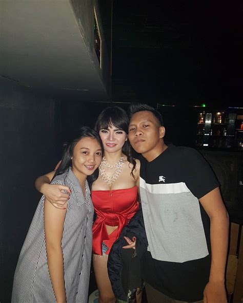 Dinar candy tampil seksi pakai mini dress, celana dalam ngintip jadi perbincangan. Foto Dj Dinar Candy Terbaru Yang Bikin Gagal Fokus - Model ...