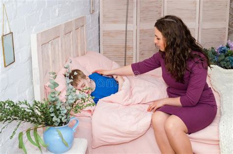 Wieso im schlafzimmer ficken, wenn man auch im hausflur sex haben kann?! Mama Setzt Sich, Um Einen Sohn Zu Betten Mutter, Die Sohn ...
