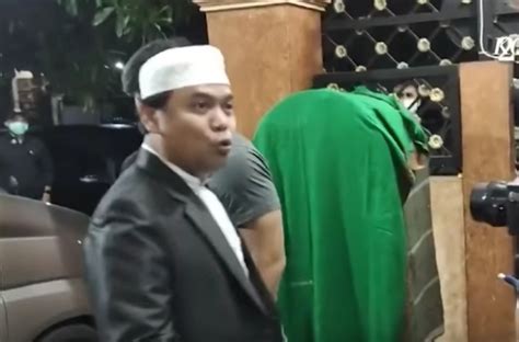 Penangkapan diduga terkait dengan kasus ujaran kebencian atau sara yang sempat dilaporkan nahdlatul ulama (nu). Hina NU, Sugi Nur Ditangkap Bareskrim Polri, GP Ansor Bersyukur | IndonesiaPos