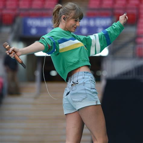 Taylor swift is getting a lot of attention lately. Pictures Of Taylor Swift In Tight Blue Jeans / Taylor Swift In Green Tight Jeans 19 Gotceleb ...