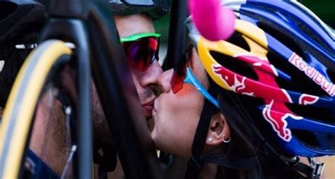 Monto en una bici rosada, sin rueditas de apoyo, muy rápido alrededor del • bmx racer#100, bicampeona olímpica y 18 veces campeona. Esposo de Mariana Pajón dice que no la dejó descansar