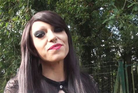 Marina, 55 ans, cougar atomique! prendre par le cul une Chômeuse de Nancy dans une foret parisienne - un bon film x français