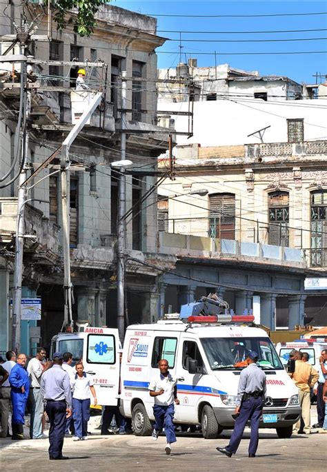 Muestra el video de reliablenewsmedia. Cuatro muertos y seis heridos en derrumbe de edificio en ...