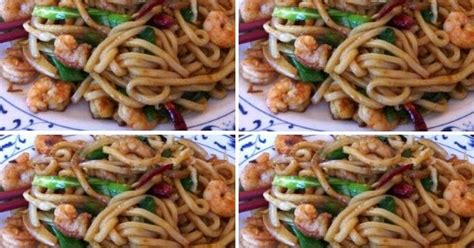 Sajian yang juga dikenal sebagai makanan sejuta umat ini memiliki cita rasa yang enak dan tidak membosankan. Resep Mie Goreng Chinese Spesial Udang dan Halal - Area Halal