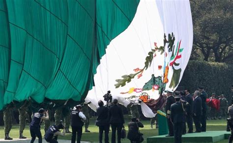 Tal vez se hace un poco dificil hacer este tipo de señales en banderas con diseños simétricos como, por ejemplo, la bandera británica u otras que al voltear se vean igual. Pastelazo monumental en México: En el Día de la Bandera ...