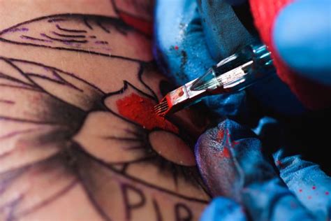 Entzündet sich die haut um das tattoo, ist also rot, heiß und spannt, so besteht die gefahr einer hautinfektion. Tattoopflege nach dem Stechen: Das solltest Du beachten ...