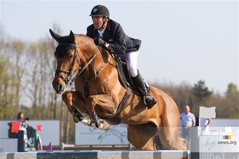 Het kapsel van de zanger is onder handen genomen door zijn vrouw ayda (42) die er enthousiast de tondeuse op de kortste stand inzette. Eric Van der Vleuten sluit dag af met top tien klassering ...