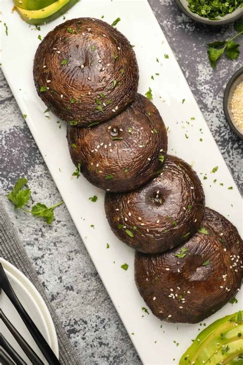 Der begriff „portobello pilz bezeichnet lediglich einen sehr groß geratenen champignon. Gebackene Portobello-Pilze - Loving It Vegan ...