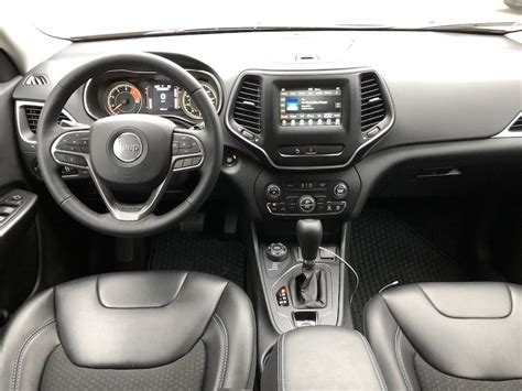 2019 Jeep Cherokee Latitude vs Jeep Cherokee Limited: What ...