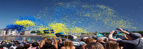 Den blev officiellt sveriges nationaldag 1983. Svenska Nationaldagen och Svenska Flaggans Dag - SWEA ...