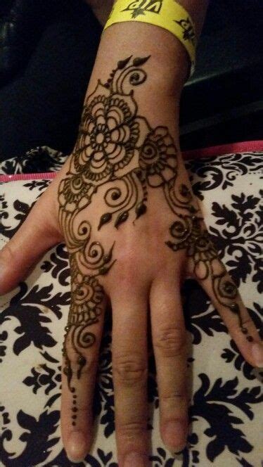 Henna tattoos are to go for in case you wish to try some designs before getting the same tattoo and not only. Henna tattoo for a corporate event in Nyack NY | Neue wege