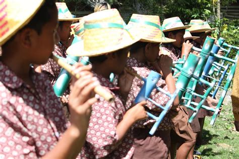 Maka dari itu, tak heran jika indonesia disebut sebagai negara paling kaya. Pa'pompang Alat Musik Bambu Toraja » Budaya Indonesia