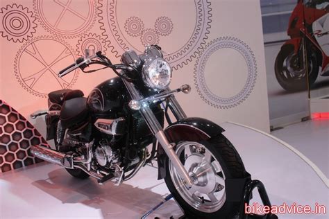 A cooperative agreement with suzuki motor corp of japan in 1979 helped it get its feet on the ground to where annual production approaches 200,000 units and it has a 40% share in its home market. DSK-Hyosung-Aquila-250-pics-red-black (2)