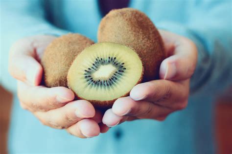 Le mele cotte si preparano con la frutta tagliata a spicchi e immersa subito in uno sciroppo realizzato con zucchero, acqua, limone e cannella. Benessere intestinale: cosa mangiare contro la stitichezza