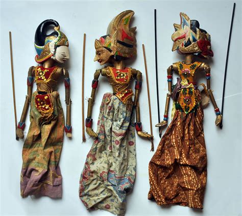 The painted wooden puppets on the preceding page are old examples from the still thriving and important folk art puppet theater of java in indonesia. Three wayang golek puppets - Java - Indonesia - Catawiki