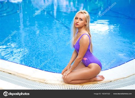 Maybe it's because i'm feeling claustrophobic in all this snow we have, but i'd love to run around this beach and play in the sun. Woman posing near the water of swimming pool. — Stock ...