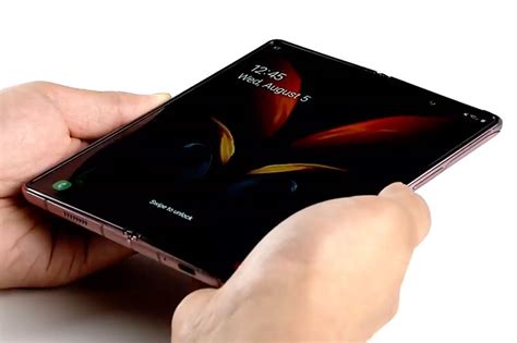 Tapi ternyata samsung mengklaim bahwa tablet lipat ini berhasil terjual habis. Samsung Umumkan Harga Ponsel Lipat Galaxy Z Fold 2 - MBtech
