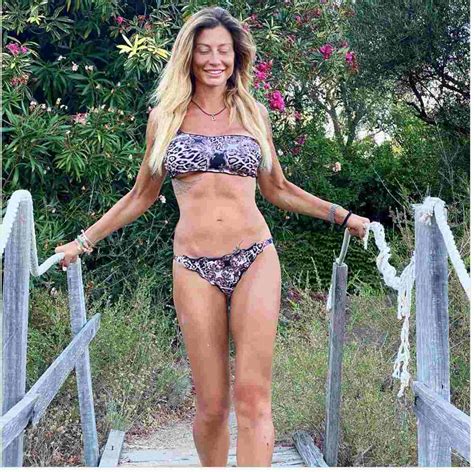 La notizia corre di bocca in bocca da piazza degli affari a cologno monzese. Maddalena Corvaglia terremoto sexy: muscoli, addominali e ...
