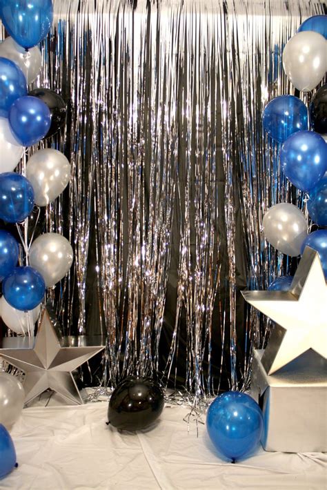 Prom decorations don't have to cost a fortune to look like a million bucks. It's prom season! | Décor de bal de promo, Bal de promo ...