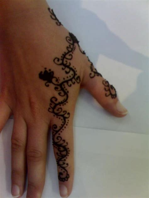 They are used to decorate the bride's hands and feet. Design 2 (With images) | Henna hand tattoo, Hand henna ...