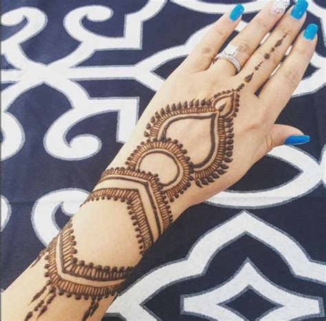 We know how different brands promote their products as natural while they truly are not. Divine Threading brings you to do bridal Henna Mehendi fit ...