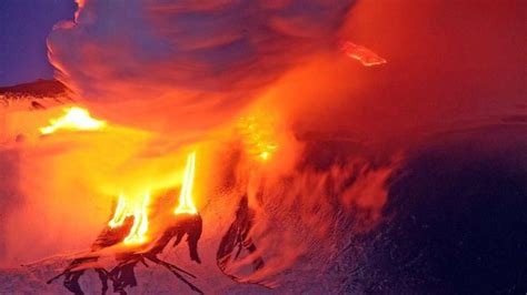 Auf der süditalienischen insel sizilien ist es erneut zu einem ausbruch des vulkans ätna gekommen. Ätna-Ausbruch! So sieht es aus, wenn ein Berg Feuer spuckt ...