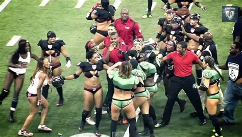 J,adore regarder les femmes en petite culotte. (Vidéo) Bagarre générale lors d'un match de football ...