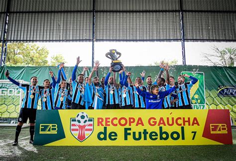 O grêmio já havia conquistado a recopa gaúcha em 2019, batendo outro time de santa cruz do sul: Douglas cutuca colorados após Grêmio fazer 9x1 no Inter na ...