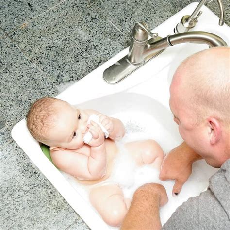 Debating which bathtub or bath seat is best for your baby? Baby Sink Bath Time | Someday I'll Learn