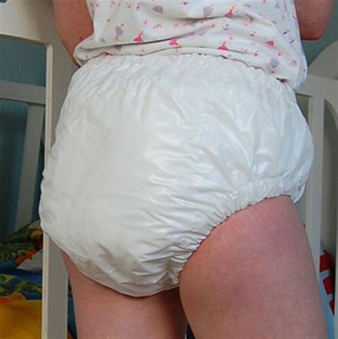 Saunierende müssen den körper abkühlen, jedoch nicht morgens. Untitled | Gummihose, Windeln, Pvc hose