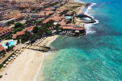 Está localizado no oceano atlântico, a 640 km a oeste de. Vista aérea da praia de Santa Maria na ilha do Sal Cabo Verde - Cabo — Fotografias de Stock ...