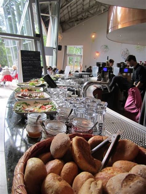 Wie ein eigenes kunstwerk steht das von stararchitekt frank gehry entworfene. Restaurant Kupferbar im MARTa in Herford