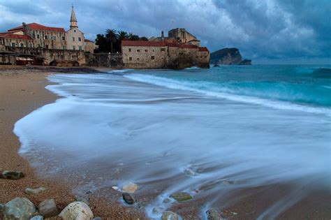 Montenegro (crna gora, la montaña negra que llamaron los venecianos) ya recibe un importante número de viajeros, y el turismo está en auge, especialmente en la costa donde ciudades como kotor. Guias.travel - Bahía de Kotor y Budva. Perlas del mar de ...