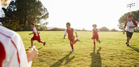 Los juegos al aire libre son indispensables para disfrutar de la motivación y el entretenimiento en contacto con la naturaleza y el parque de ocio infantil. Juego al aire libre para evitar el sedentarismo infantil - Guía de Juegos y Juguetes