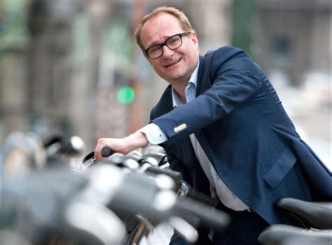 Vlaams minister voor mobiliteit ben weyts komt blue gate het officiële startschot geven. Fietsinvesteringen Vlaamse overheid stijgen met ruim 50% ...