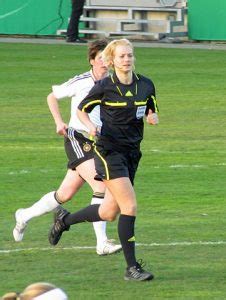 Bibiana steinhaus was the first female referee in the men's bundesliga in germany. Iranisches Fernsehen zensiert Spiel mit Bibiana Steinhaus