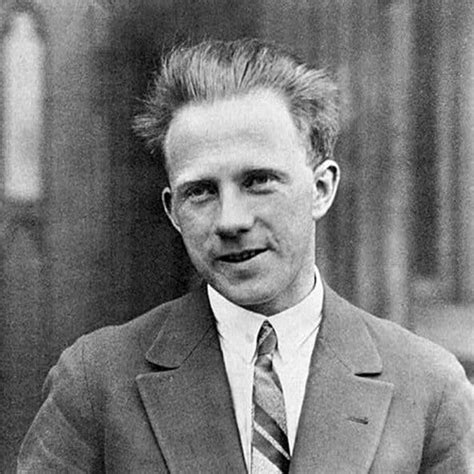 في عام 1927، استخدم فيرنر هايزنبرغ فكرة تقليل الدالة الموجية لشرح القياس ألكمومي. ما لا تعرفه عن فيرنر هايزنبرغ .. من هو؟ سيرته الذاتية ...