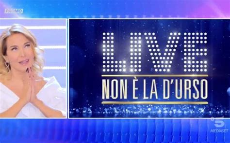 In rete, una parte dei complottisti, attacca carmelita dopo che il biscione decide di anticipare l'ultima. Live Non è la d'Urso si prende una pausa: la prossima ...