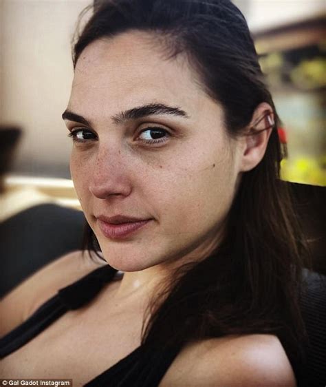 Now reading7 makeup tips we learned from gal gadot (aka wonder woman). Gal Gadot without makeup : pics