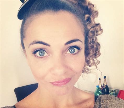 Georgina verbaan is een nederlandse actrice die begon in goede tijden, slechte tijden, waarna ze vele grote rollen heeft gespeeld en prijzen heeft gewonnen. Wow! Zo ziet Georgina Verbaan eruit zonder make-up