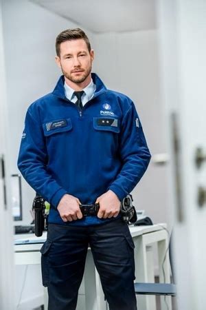 De buurtpolitie (vaak afgekort tot de buurtpolitie) is een belgische televisieserie die van 3 februari 2014 tot en met 24 april 2020 werd uitgezonden op vtm.de serie wordt nog regelmatig heruitgezonden. Henny Seroeyen | Showbizzsite