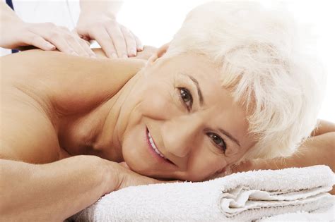 Blondie masseuse gives oral massage. Voordelen van massage voor senioren - Wellness Academie