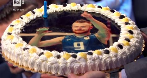 Osmany juantorena 2020 altezza (altura): VISTO DAL basso : VOLLEY Zaytsev e Juantorena, spot per il ...