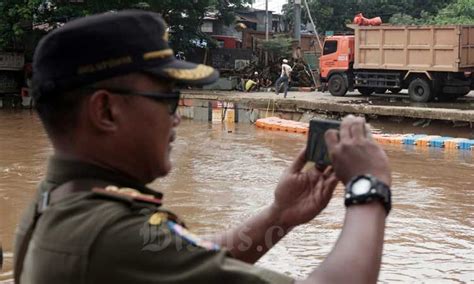 Hampir tiap tahun indonesia selalu mendapatkan masalah banjir dan sampai saat ini pun belum ada solusi yg dapat menanggulangi permasalahan ini. Cara Cara Mengatasi Masalah Banjir Kilat - renxart