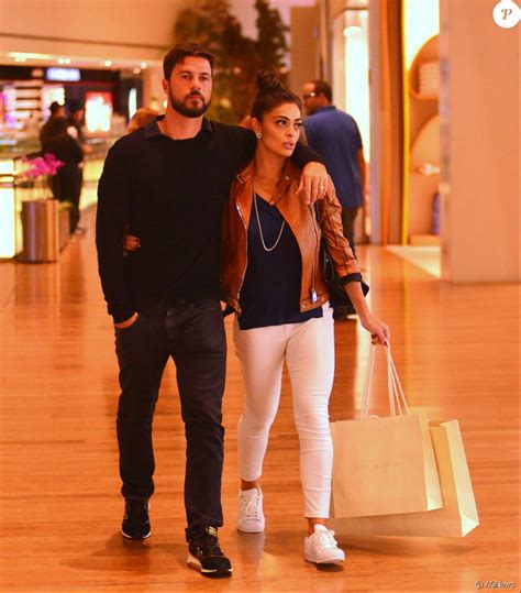 Juliana paes, 32 anos e fluminense, começou sua carreira de atriz como figurante da novela malhação, em 1998, mas logo conseguiu papel que mudaria sua carreira como a atualmente, juliana está casada com o empresário carlos eduardo baptista e tem um filho de um ano, pedro. Juliana Paes é casada com o empresário Carlos Eduardo ...