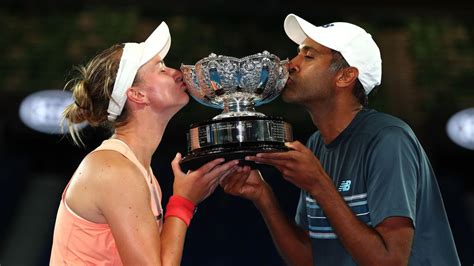 Barbora krejčíková a rajeev ram využívají hned první gembol a stejně jako v prvním setu vedou i rajeev ram a barbora krejčíková potvrdili úvodní brejk čistou hrou a vedou 2:0. Tennis: Barbora Krejcikova und Rajeev Ram holen Mixed ...