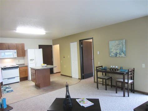 Internet, hot tub, pets welcome, fireplace, tv, satellite or cable, washer & dryer, children welcome, parking, no smoking, heater ✓ one bedroom guest cottage with attached garage. Arrowhead Apartments in Brookings, SD | Mills Property ...