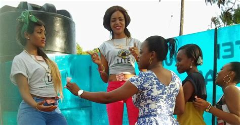 Ili kuelewa mafanikio ya jinsi ya kukumbatia msichana, unapaswa pia kuelewa wakati yeye si tayari kwa cuddle. AGNESS MASOGANGE AWAPAGAWISHA WAKAZI WA DODOMA KWA MAUNO YAKE-DOLA ZAMWAGWA | UDAKU SPECIAL
